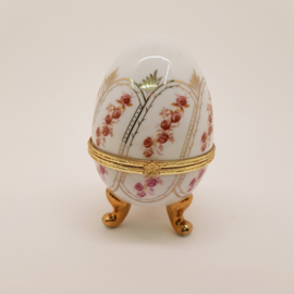 Porcelain Egg jewelery box pink roses