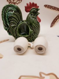 Großes Huhn mit Eiern als Salz- und Pfefferstreuer