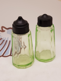 Salz- und Pfefferstreuer aus Uranglas