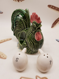 Großes Huhn mit Eiern als Salz- und Pfefferstreuer