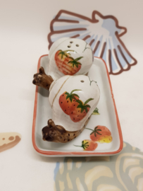 Schnecken auf einem Tablett als Salz- und Pfefferstreuer