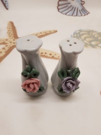 Salz- und Pfefferstreuervasen mit Blumen aus den 1960er Jahren