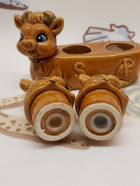 Kuh mit Kalb im Boot, Salz- und Pfefferstreuer