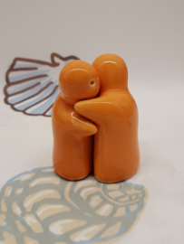 Salz- und Pfefferstreuer begrüßen Menschen Orange