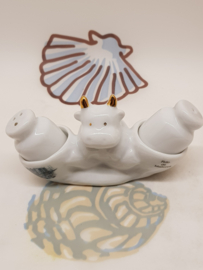 Kuhporzellan mit Salz und Pfeffer