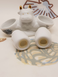 Kuhporzellan mit Salz und Pfeffer