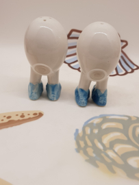 Salz- und Pfefferporzellaneier auf Schuhen