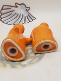 Salz- und Pfefferstreuer begrüßen Menschen Orange