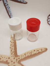 Vintage rot-weiße Salz- und Pfefferstreuer