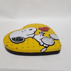 Snoopy tin in heart shape