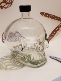 Totenkopf aus transparentem, dickem Glas