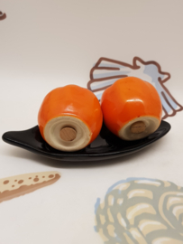 Tomaten als Pfeffer- und Salzstreuer