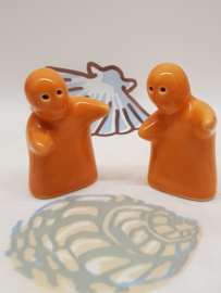 Salz- und Pfefferstreuer begrüßen Menschen Orange