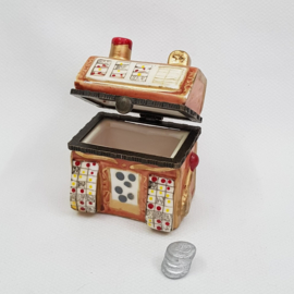 Schmuckkästchen in Form eines Spielautomaten