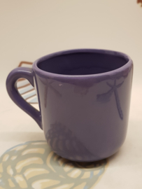 Vintage-Becher mit Augen und Füßen