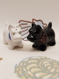 Kleine Hunde als Salz- und Pfefferstreuer