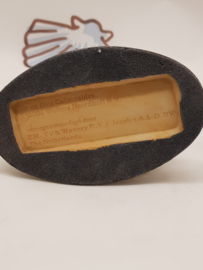 Ot und Sien gehen im Garten spazieren