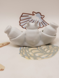 Kuhporzellan mit Salz und Pfeffer