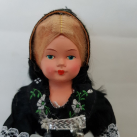 Doll's trachten klederdracht poppetje jaren 60