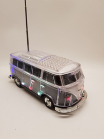 Volkswagen Bus T1 mit Radio, Bluetooth und LED-Beleuchtung.