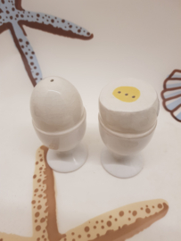 Ei im Eierbecher als Salz und Pfeffer