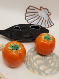Tomaten als Pfeffer- und Salzstreuer