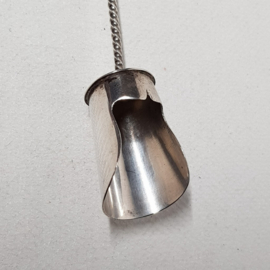 Antiker, versilberter Zuckerlöffel mit einem Mann darauf