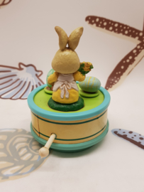 Hase auf Spieluhr