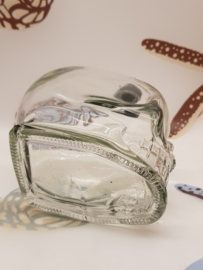 Totenkopf aus transparentem, dickem Glas