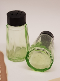 Salz- und Pfefferstreuer aus grünem Uran