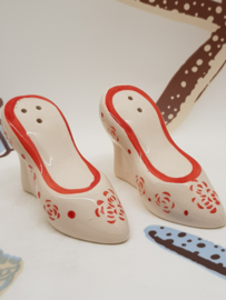 Keilabsatzschuhe als Salz- und Pfefferstreuer