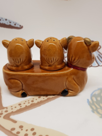 Kuh mit Kalb im Boot, Salz- und Pfefferstreuer