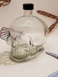 Totenkopf aus transparentem, dickem Glas