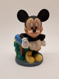 Mickey Mouse bij brievenbus spaarpot