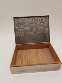 Silberfarbene Vintage-Zigarettenschachtel aus den 1970er Jahren