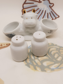 Kuhporzellan mit Salz und Pfeffer