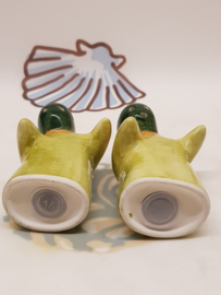 Salz- und Pfefferstreuer begrüßen Menschen Grün