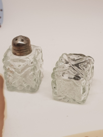 Salz und Pfeffer in kleinen Glaswürfeln