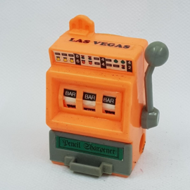 Puntenslijper en koelkastmagneet in de vorm van een gokkastje