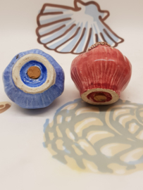 Zwiebeln als Salz- und Pfefferstreuer