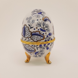 Porcelain egg as a jewelery box