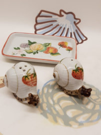 Schnecken auf einem Tablett als Salz- und Pfefferstreuer