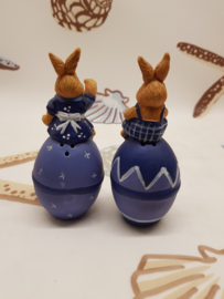Osterhasen auf einem Ei als Salz- und Pfefferstreuer