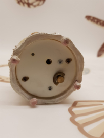 Vintage-Spieluhr mit Katze darauf