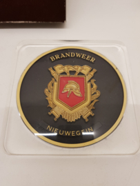 Plakette der Feuerwehr Nieuwegein im Karton