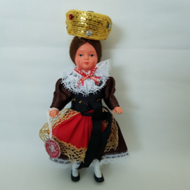 Doll's Trachten klederdracht poppetje 15cm