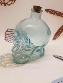 Totenkopf aus blauem Glas