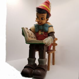 Pinokkio hout op stoeltje(mist Japie)