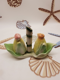 Salz- und Pfeffermaiskolben auf einem Bambusboot