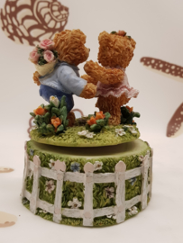 Spieluhrbären, die im Garten spielten, beschädigt